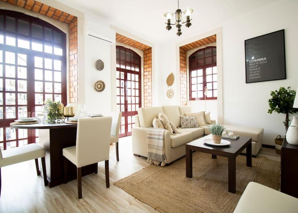 uma sala de estar com um sofá e uma mesa em Palacete da Serenata @ Sé Velha em Coimbra