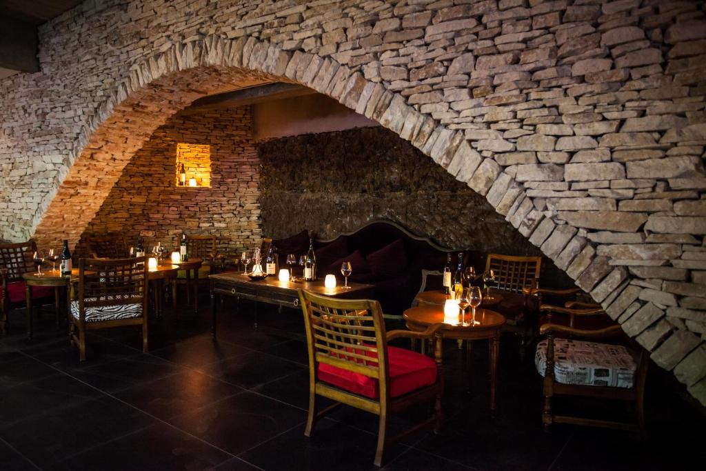 Restaurace v ubytování HÔTEL C SUITES chambres spacieuses