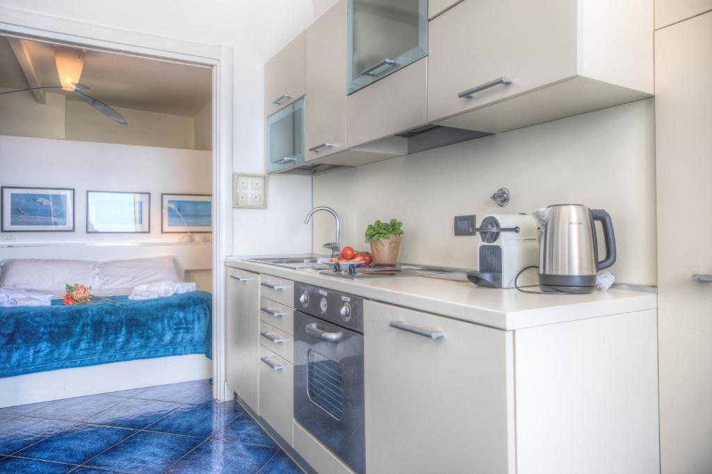A kitchen or kitchenette at BEACH HOUSE CAMOGLI Nel cuore con vista mare