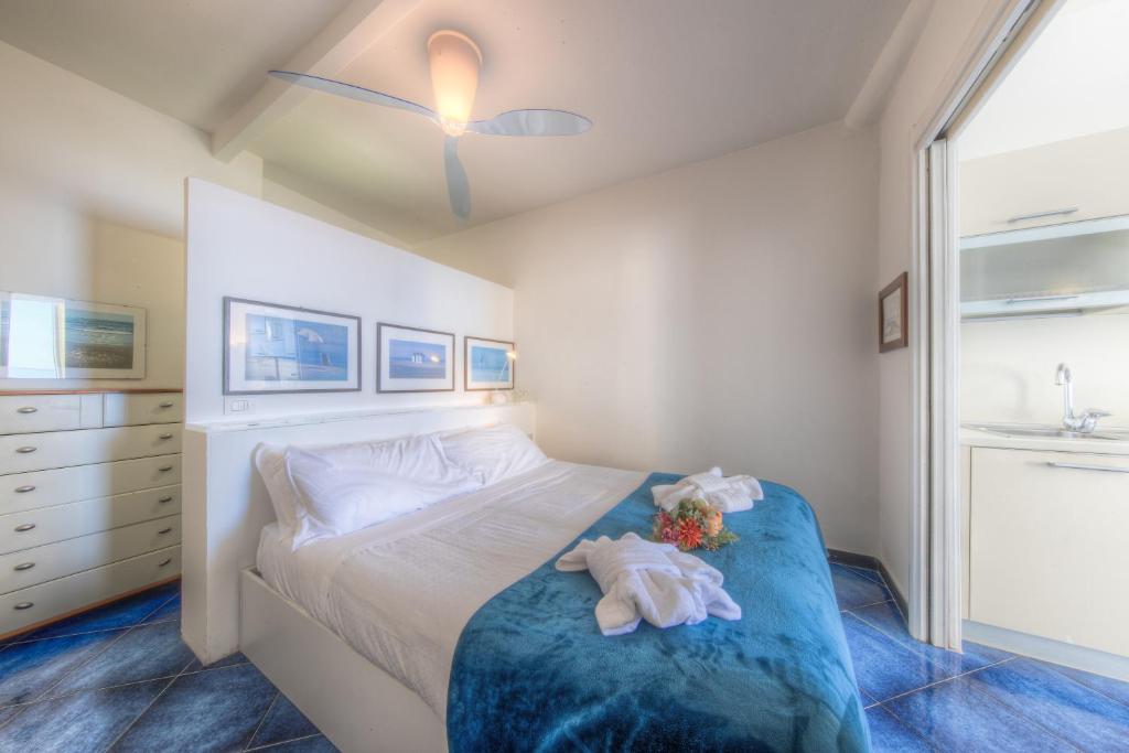 A bed or beds in a room at BEACH HOUSE CAMOGLI Nel cuore con vista mare