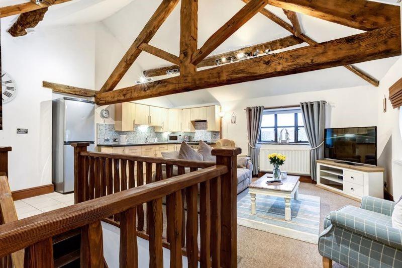 uma ampla sala de estar com uma cozinha e uma sala de estar em The Saddlery Cheshire em Congleton