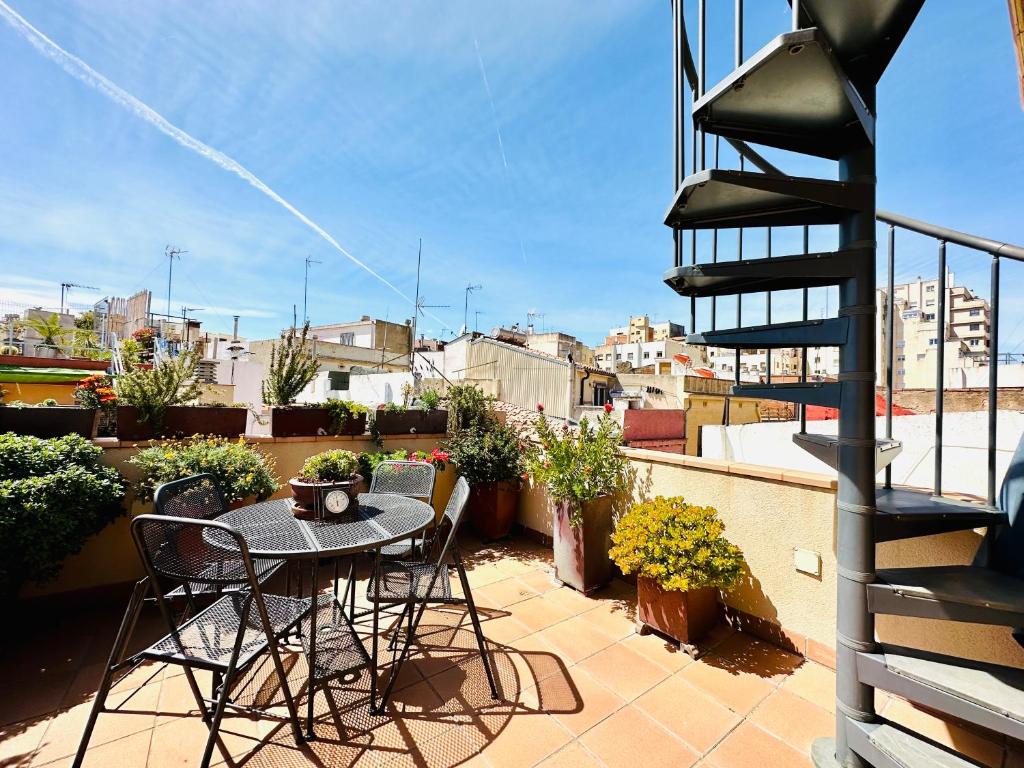 a patio with a table and chairs on a balcony at BOOK DUPLEX REUS in Reus
