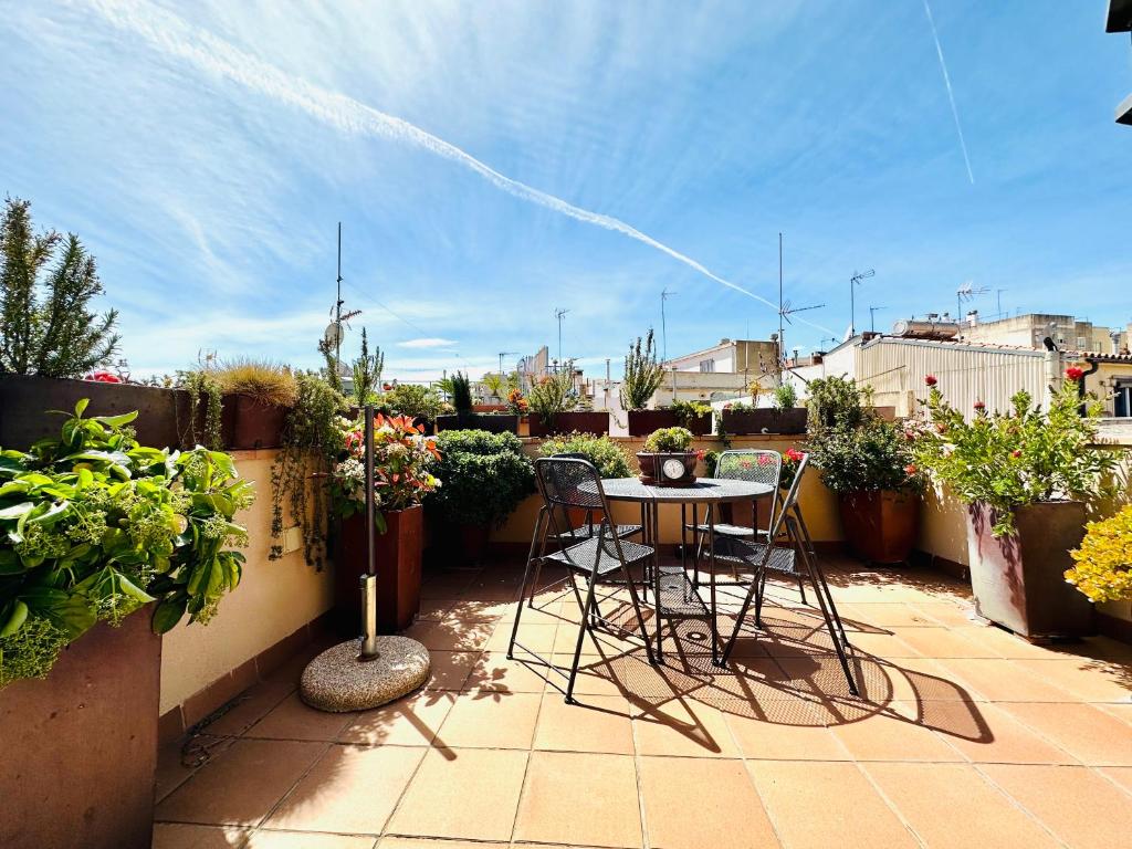 um pequeno pátio com uma mesa e cadeiras numa varanda em BOOK DUPLEX REUS em Reus