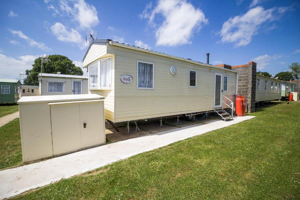 6 Berth Caravan At Highfield Grange Holiday Park In Essex Ref 26150o