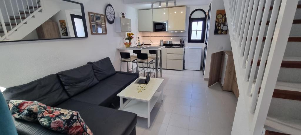 salon z kanapą i stołem w obiekcie HATO Holiday Home Fuerteventura w mieście Costa Calma