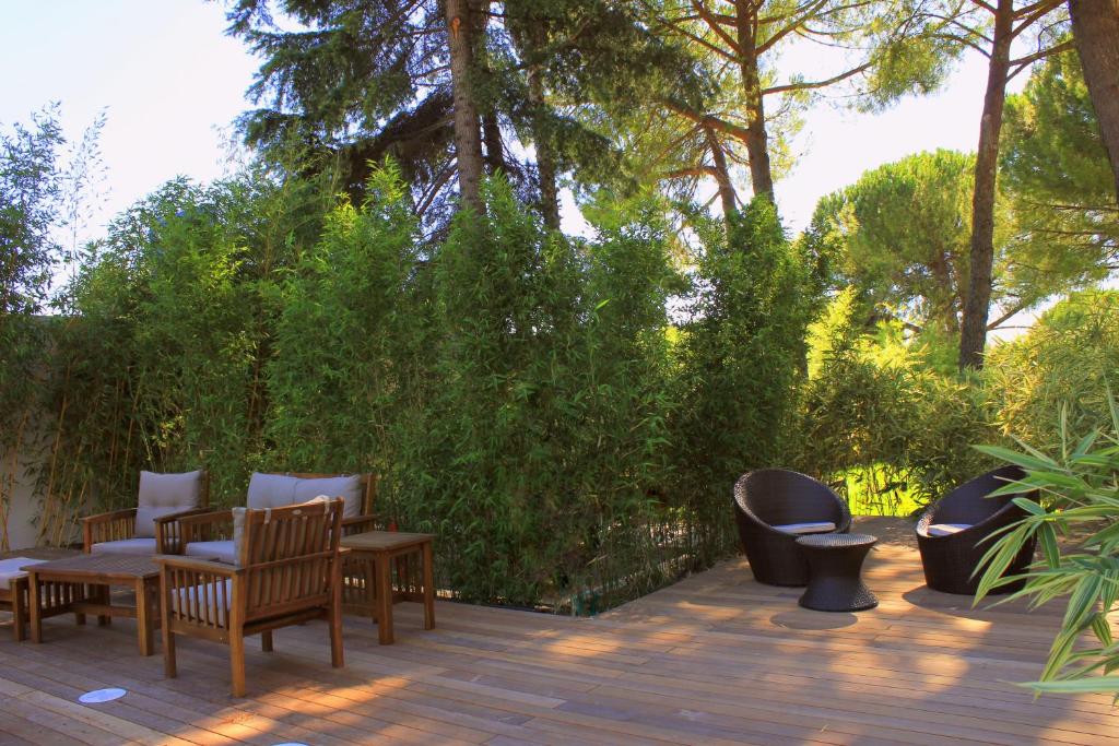 Zahrada ubytování HÔTEL C SUITES chambres spacieuses