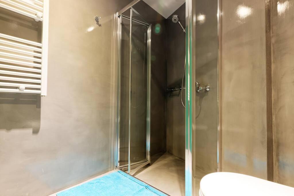 Kúpeľňa v ubytovaní 2 bedroom design apartment in Athens center
