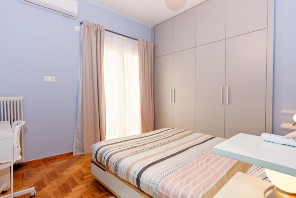 Posteľ alebo postele v izbe v ubytovaní 2 bedroom design apartment in Athens center