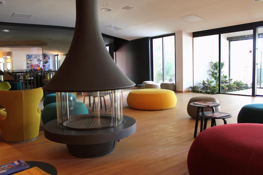 Posezení v ubytování HÔTEL C SUITES chambres spacieuses