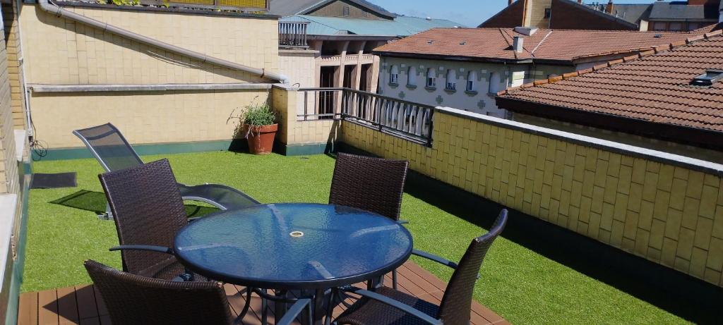 una mesa azul y sillas en el balcón en ÁTICO AUDITORIO disfrute sus 40 metros de terraza orientada al sur, en Oviedo