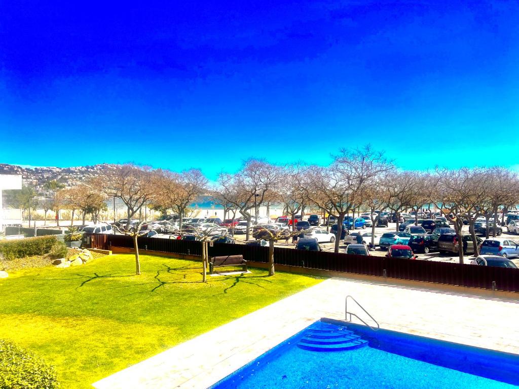 Вид на бассейн в Beautiful apartment 75m2 with view at the beach, pool, parking или окрестностях