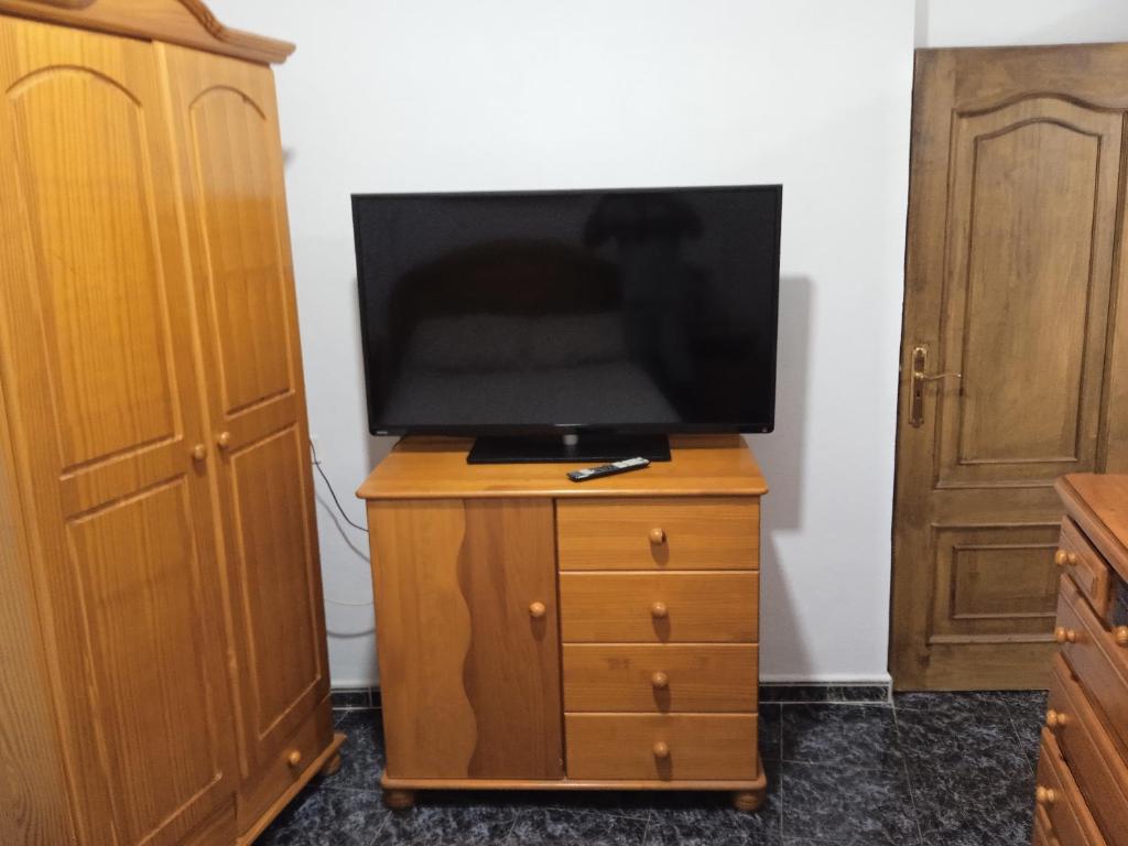 Televízia a/alebo spoločenská miestnosť v ubytovaní Arenas del mar