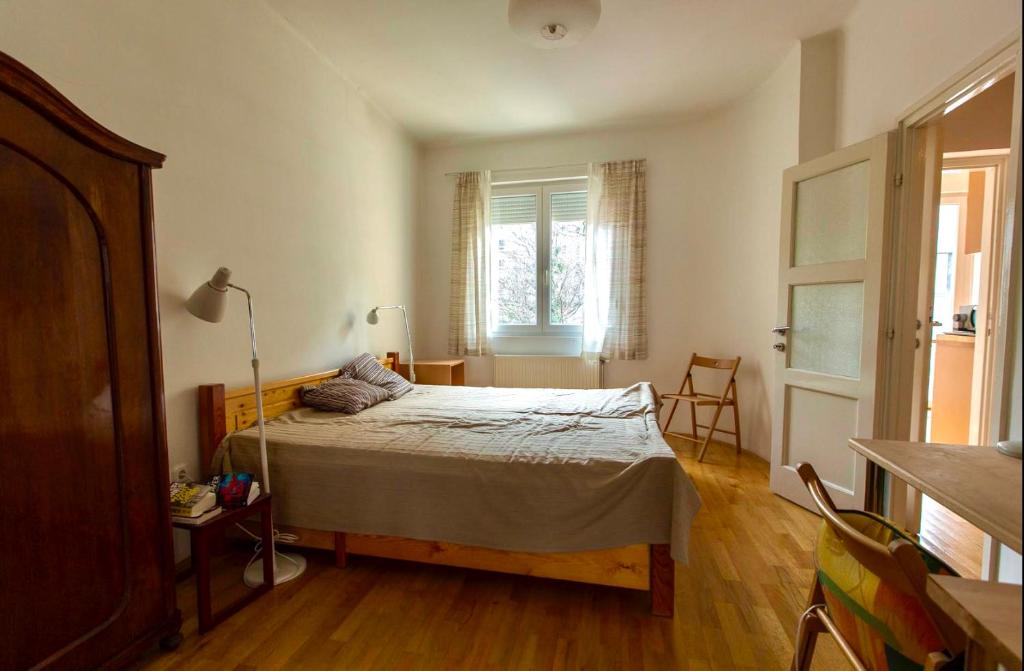 1 dormitorio con cama y ventana en Luxury view Apartman, en Budapest
