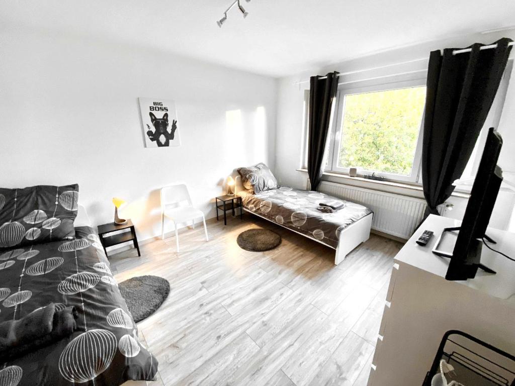 una sala de estar con un perro en el sofá en # VAZ Apartments WU11 für Monteure Küche, TV, WLAN, Parkplatz, Autobahnähe en Schwelm