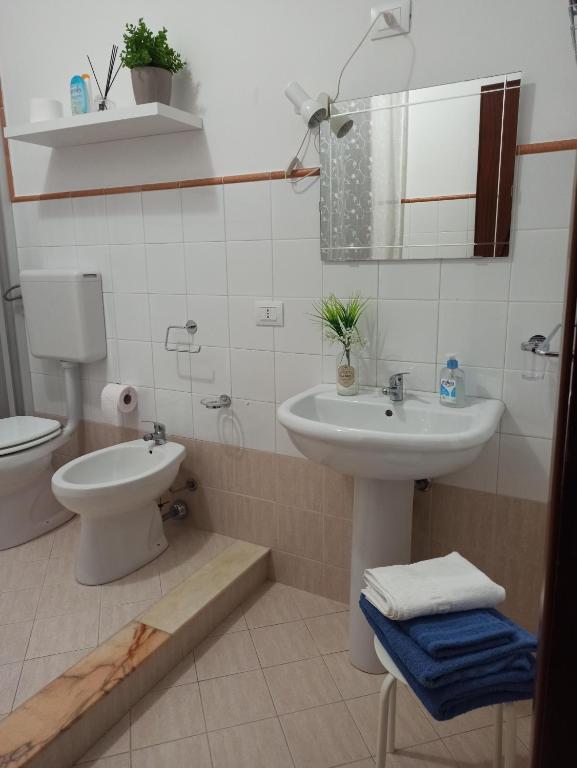 La salle de bains est pourvue d'un lavabo et de toilettes. dans l'établissement Casa vacanza Melf, à Terrasini