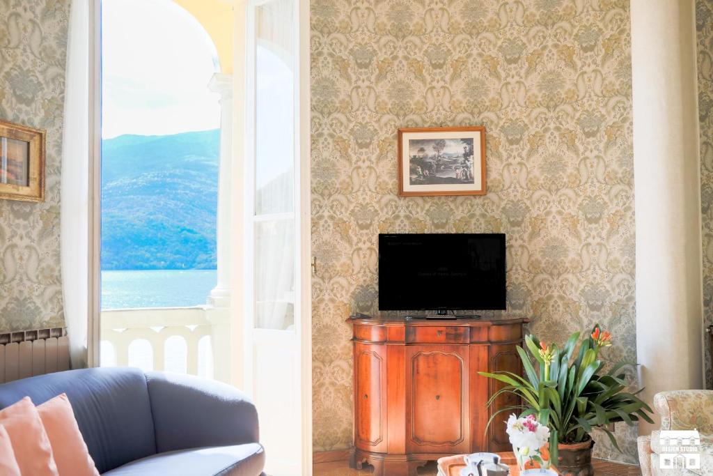TV a/nebo společenská místnost v ubytování Villa Plinio Lago di Como
