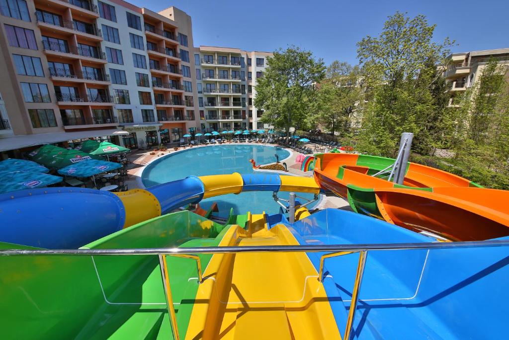 einen Wasserpark mit einer bunten Wasserrutsche in der Unterkunft Prestige Hotel and Aquapark - All inclusive in Goldstrand