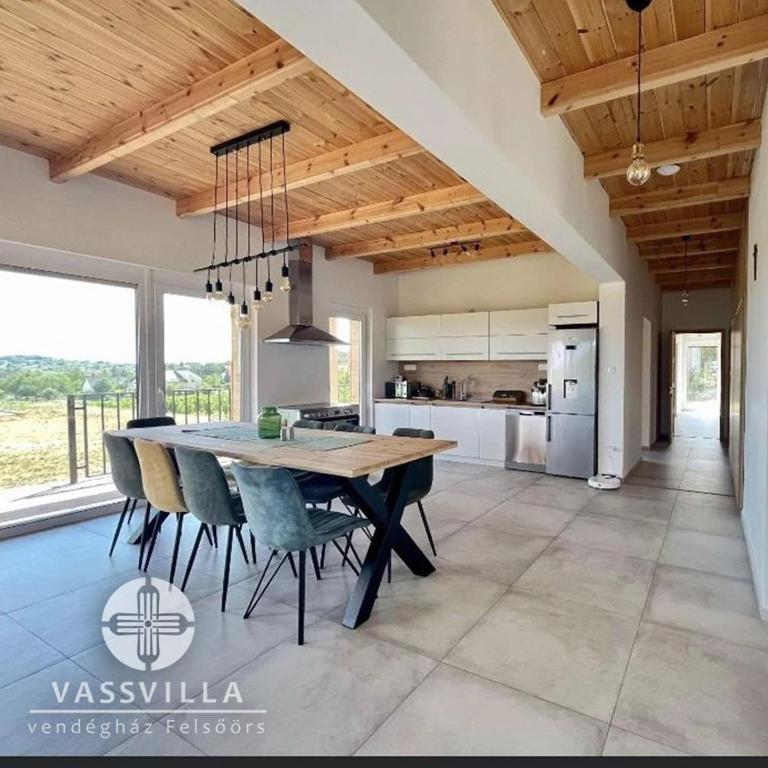 A kitchen or kitchenette at Vass Villa Vendégház és Pincészet Felsőörs