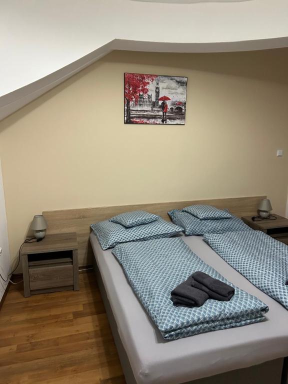 Postel nebo postele na pokoji v ubytování Kondé Apartments A