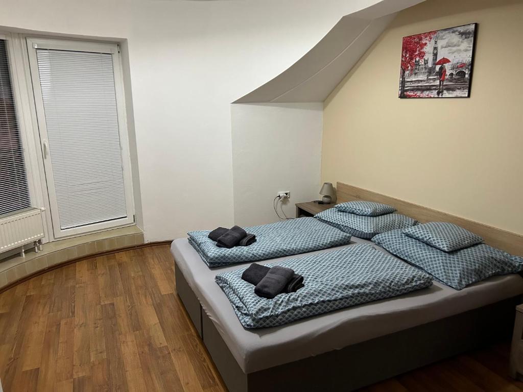 Postel nebo postele na pokoji v ubytování Kondé Apartments A