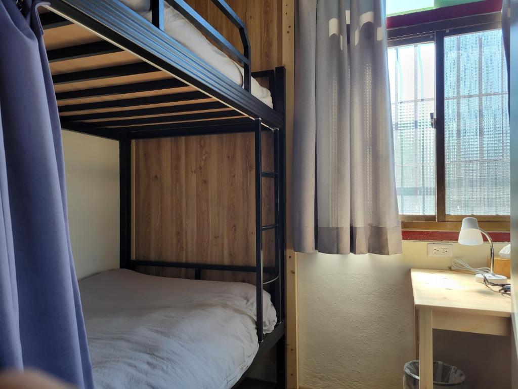 Postel nebo postele na pokoji v ubytování 梅園小築民宿