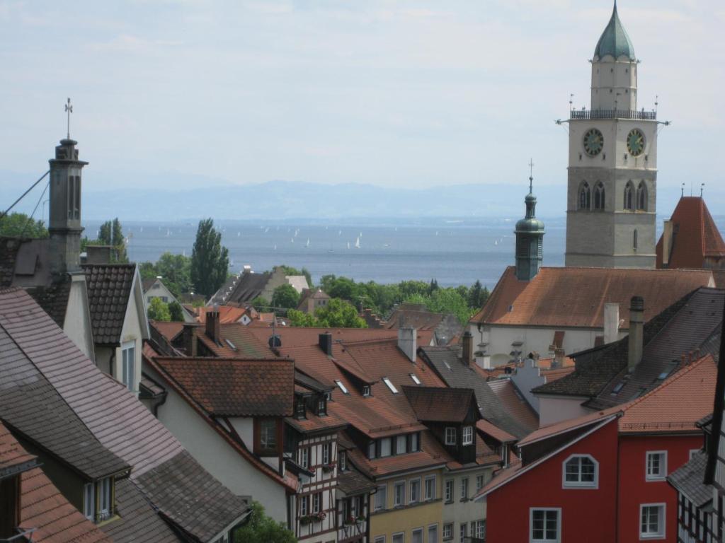uma vista para uma cidade com uma torre de relógio em Ferienwohnung Haus Sofi em Überlingen