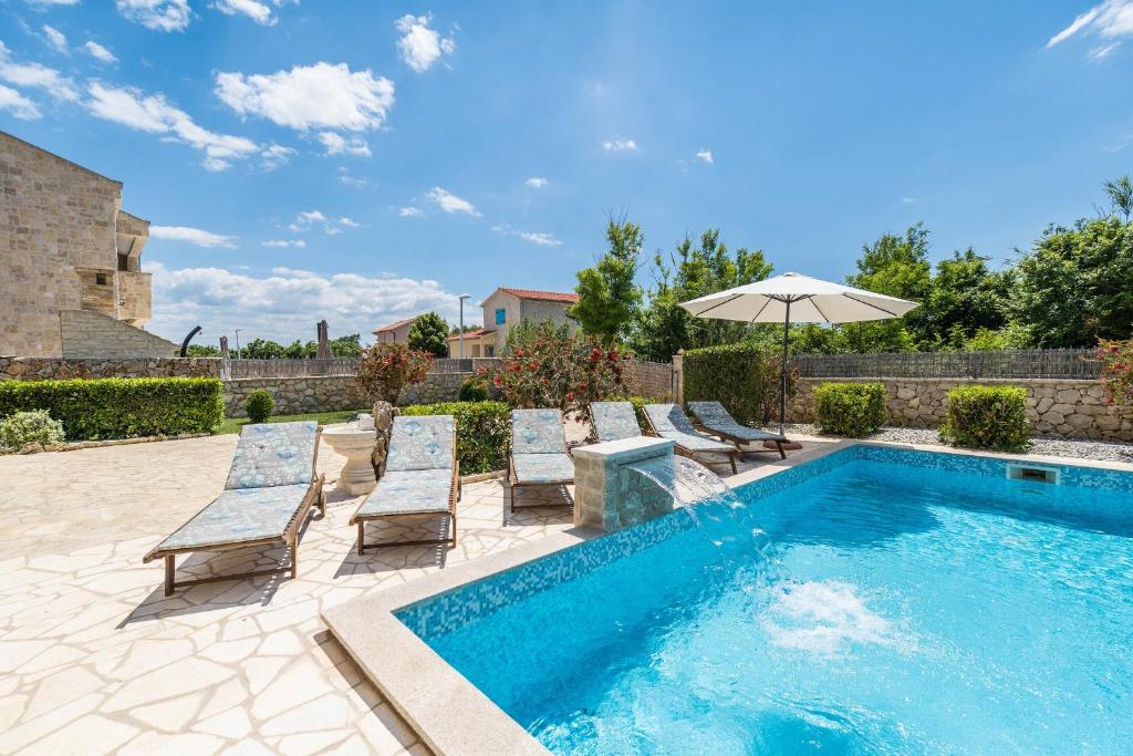 Bazén v ubytování Villa Karin with heated pool nebo v jeho okolí
