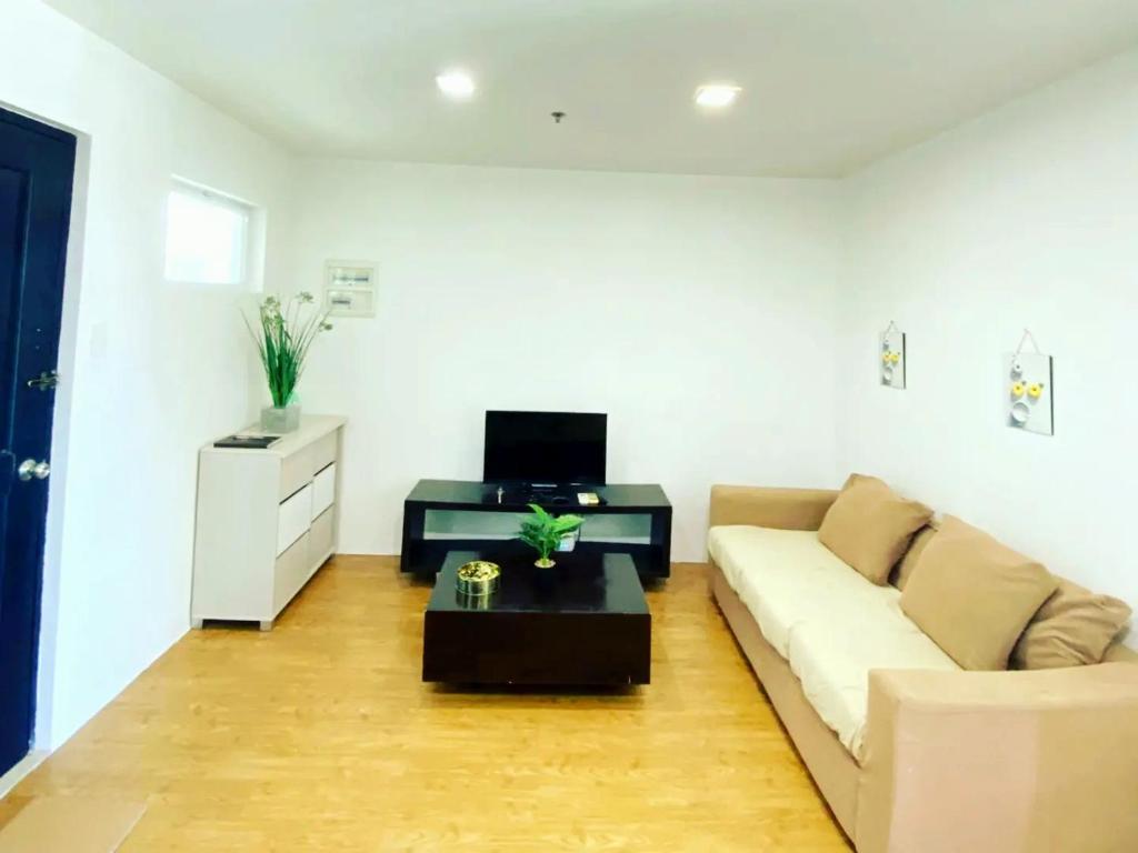 ein Wohnzimmer mit einem Sofa und einem Couchtisch in der Unterkunft SK's Crib - Fully Furnished Condo @ Primavera Apts in Cagayan de Oro