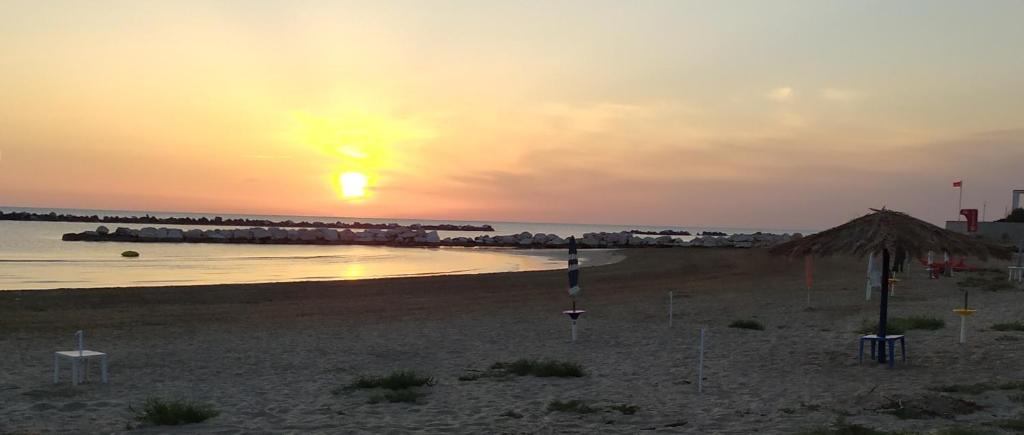 a sunset on a beach with a group of people at Villetta sul mare in Termoli