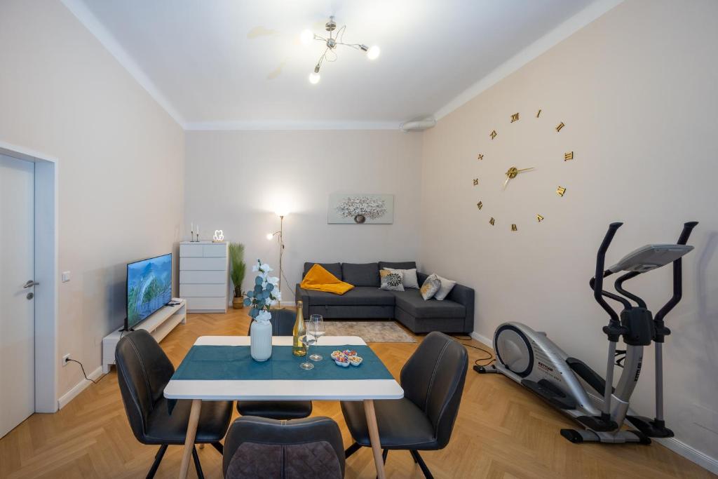 Spacious Prater Apartment l AC l Sleeps 4