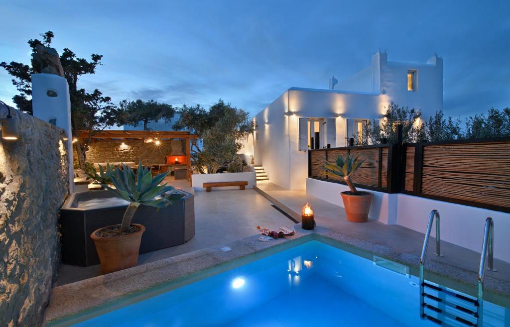 een villa met een zwembad in de nacht bij Villa Mykonos Heaven - Sea View & Outdoor Hot Tub in Mykonos-stad