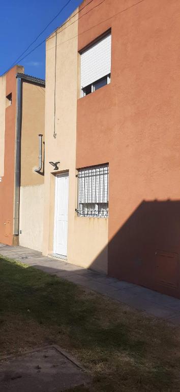 un edificio con una puerta blanca a un lado en Rufilandia Dúplex para 2 personas Zona El Calvario en Tandil