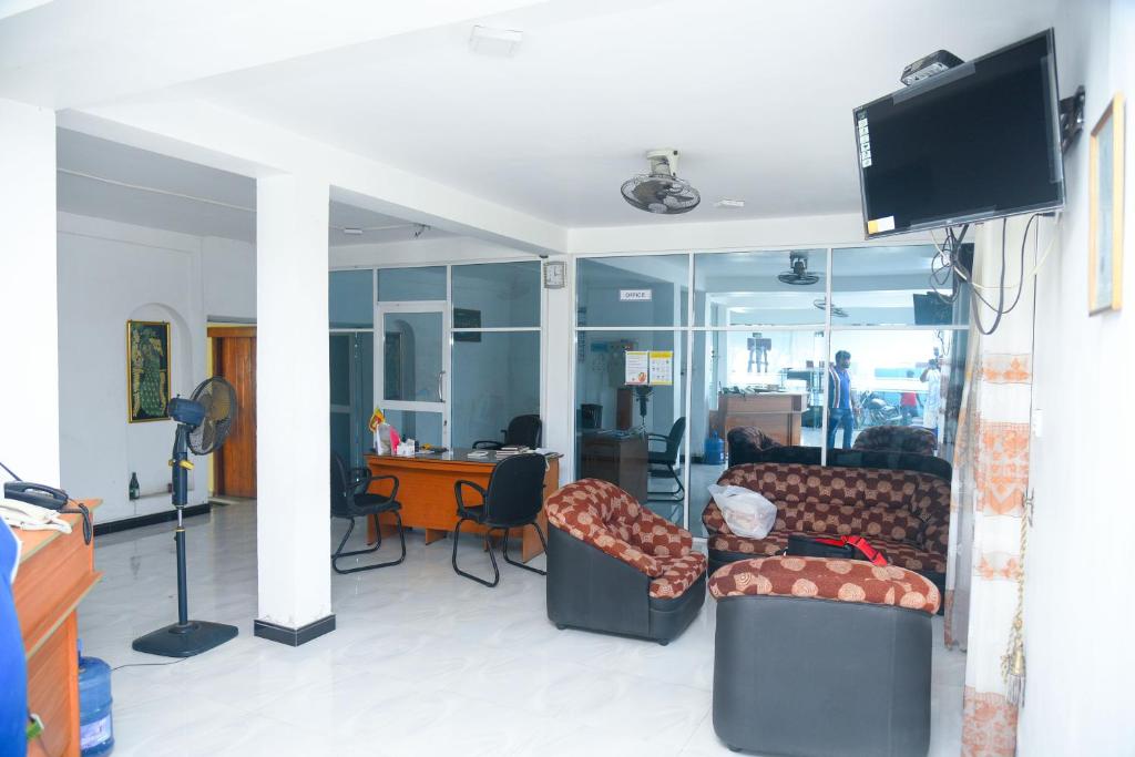 TV a/nebo společenská místnost v ubytování Hotel Prasanna