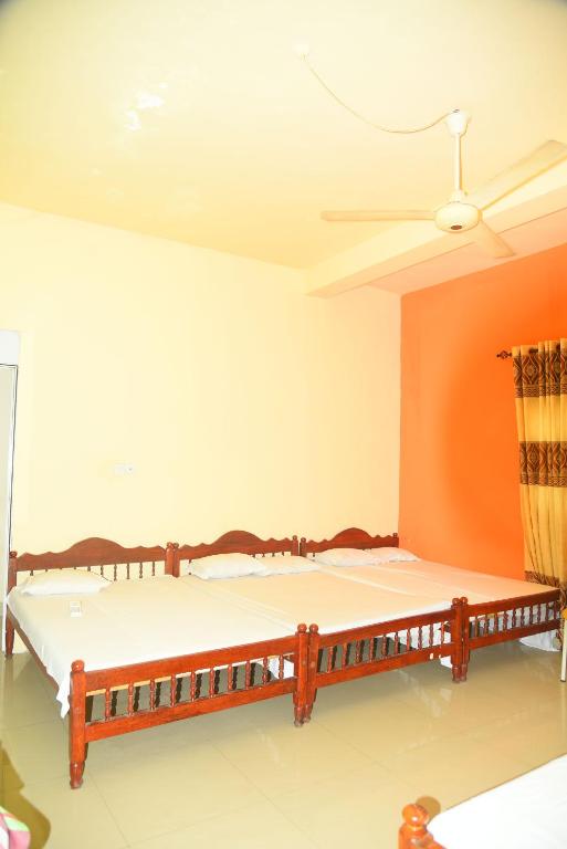 Postel nebo postele na pokoji v ubytování Hotel Prasanna