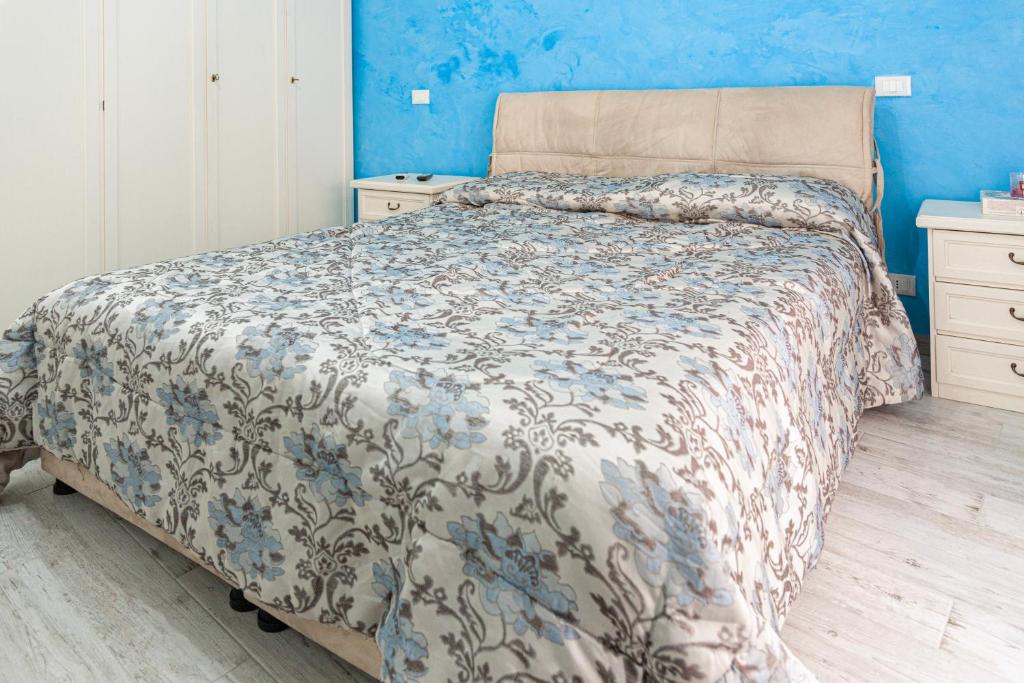 a bedroom with a bed with a blue wall at Da Crys & Symo in Sanremo