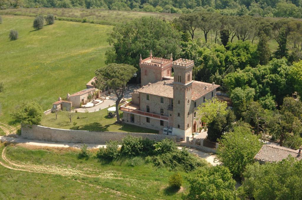an aerial view of a house in a field at Relais Castelluccio Palusse in Città della Pieve