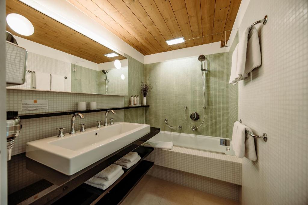 Koupelna v ubytování Familien- & Gartenhotel Theresia 4-Sterne Superior