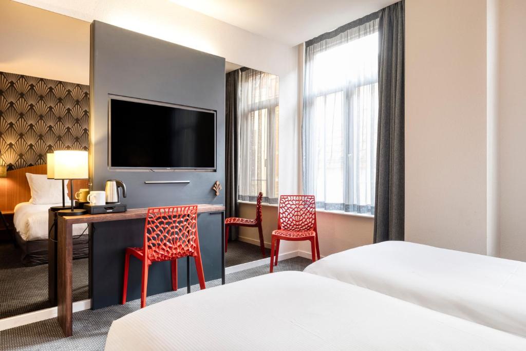 Postel nebo postele na pokoji v ubytování Aris Grand Place Hotel