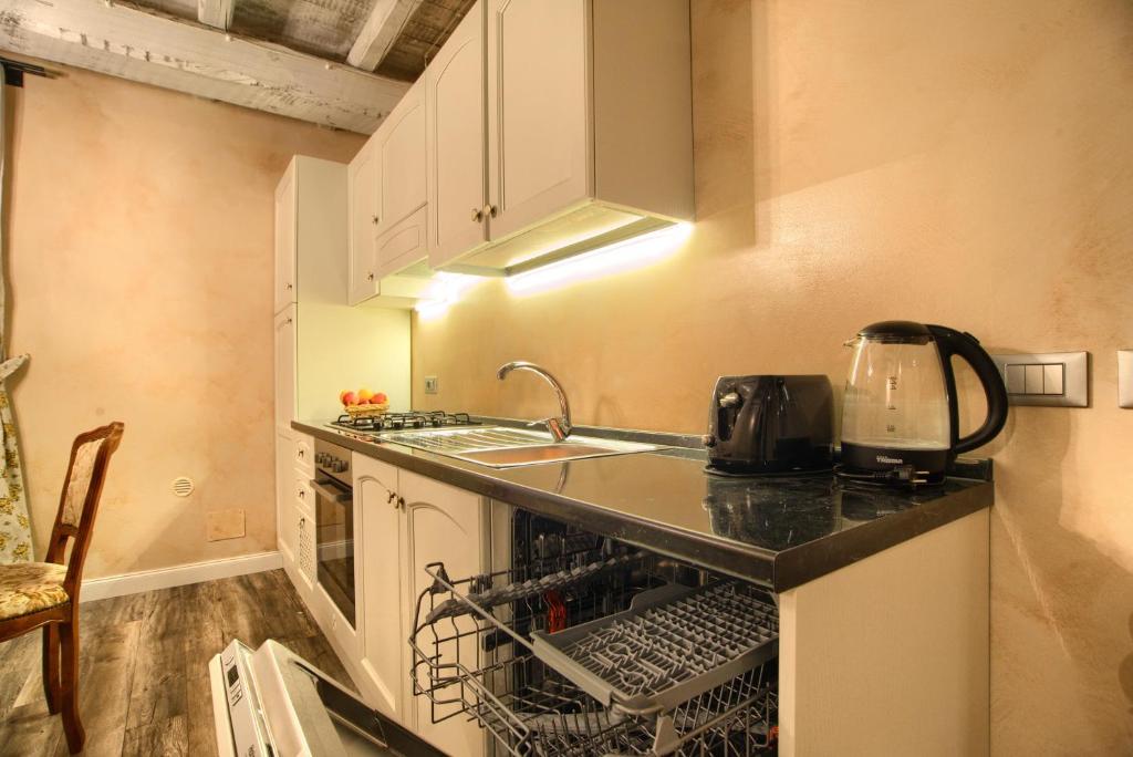 Kuchyň nebo kuchyňský kout v ubytování Casa Cannella con AC e wifi in borgo ligure