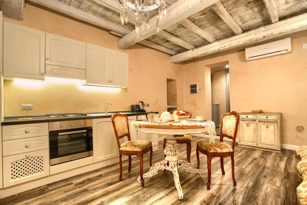 Kuchyň nebo kuchyňský kout v ubytování Casa Cannella con AC e wifi in borgo ligure