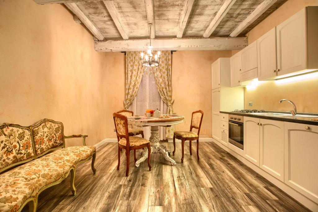 Kuchyň nebo kuchyňský kout v ubytování Casa Cannella con AC e wifi in borgo ligure