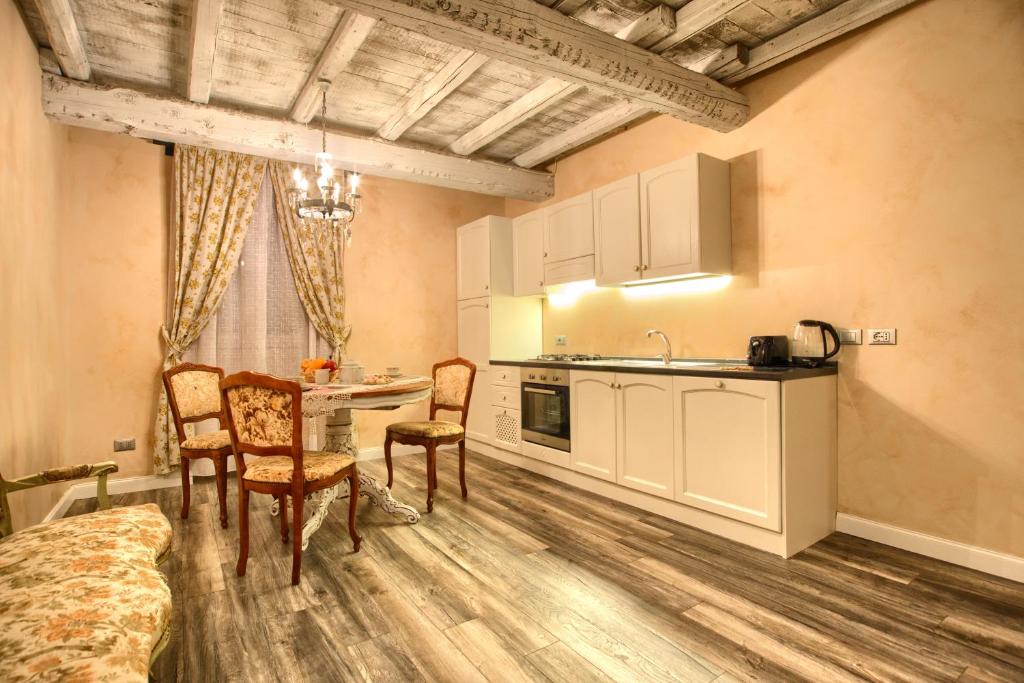 Kuchyň nebo kuchyňský kout v ubytování Casa Cannella con AC e wifi in borgo ligure