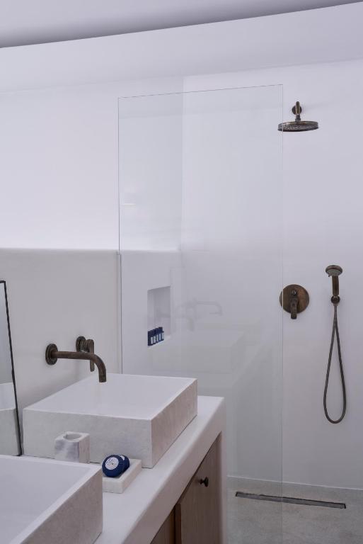 Koupelna v ubytování White Sand Suites Mykonos