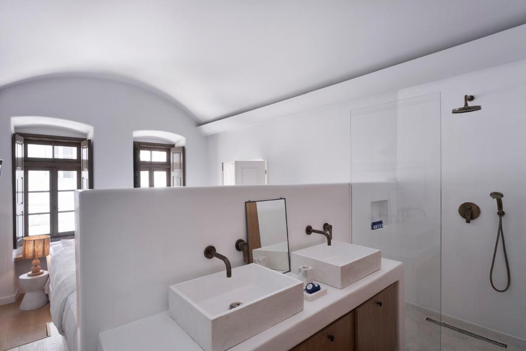 Koupelna v ubytování White Sand Suites Mykonos