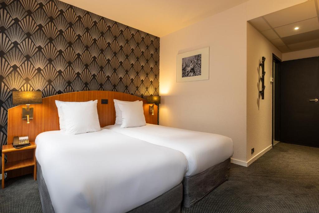 Postel nebo postele na pokoji v ubytování Aris Grand Place Hotel