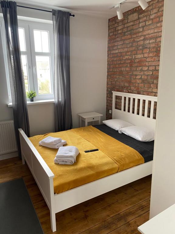 een slaapkamer met een bed met twee handdoeken erop bij Dekerta 8-3 in Toruń