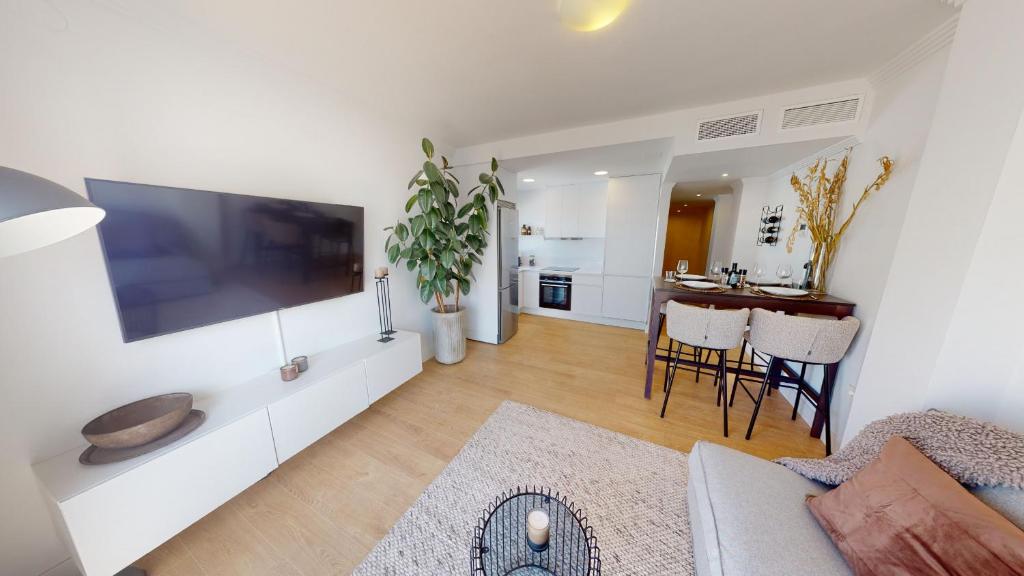 Televízia a/alebo spoločenská miestnosť v ubytovaní El Dorado Marbella - Totally Renovated Apartment