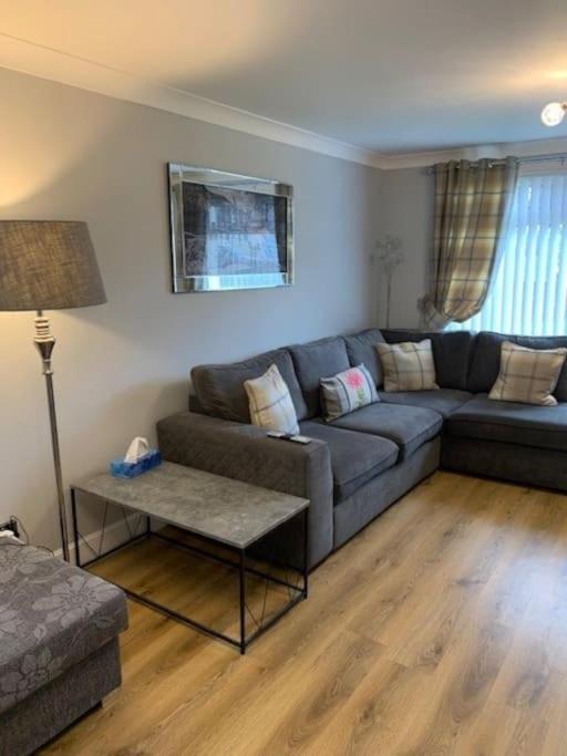 sala de estar con sofá y mesa en Dyce Flat - Near Airport, en Dyce