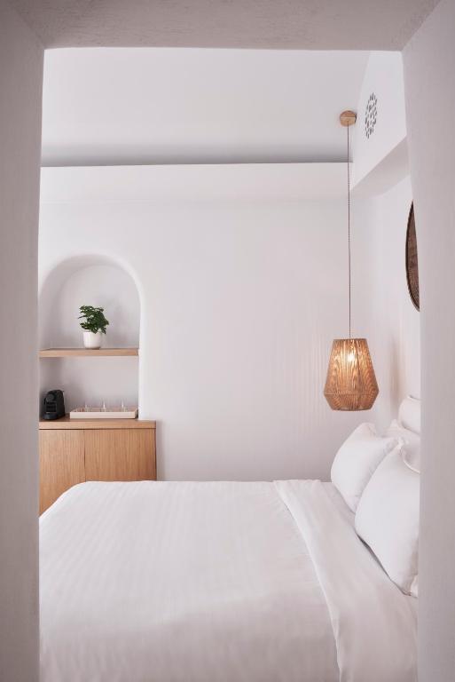 Postel nebo postele na pokoji v ubytování White Sand Suites Mykonos