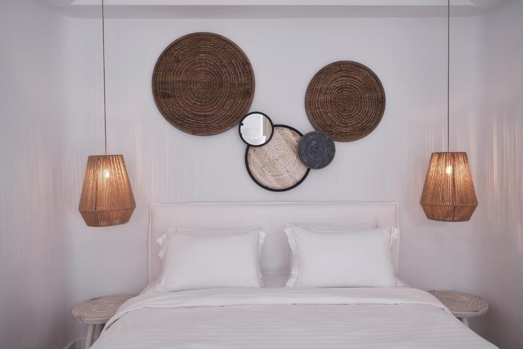 Postel nebo postele na pokoji v ubytování White Sand Suites Mykonos